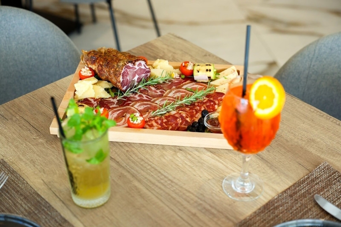 Imagen del bar/restaurante del Capo Vaticano Suites. Foto 6