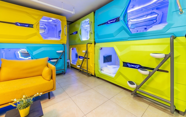 Imagen de los interiores del Capsule Inn. Foto 11