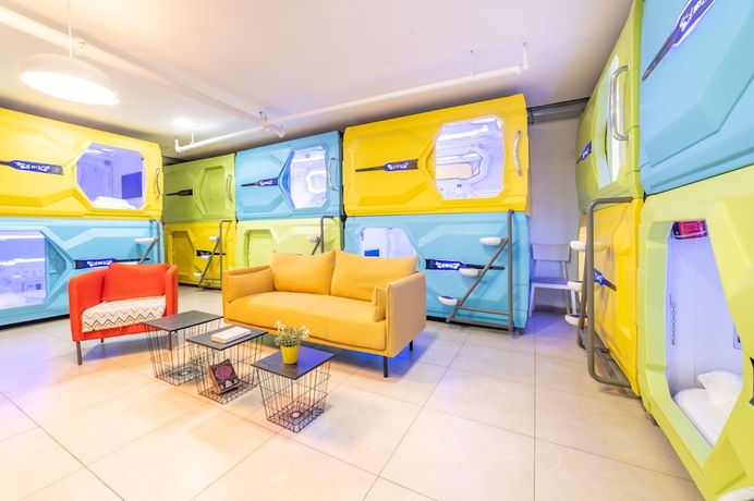 Imagen de los interiores del Capsule Inn. Foto 12