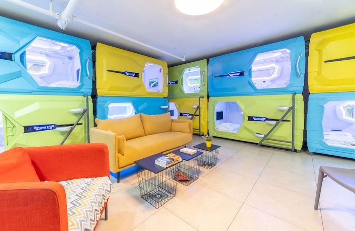 Imagen de los interiores del Capsule Inn. Foto 14