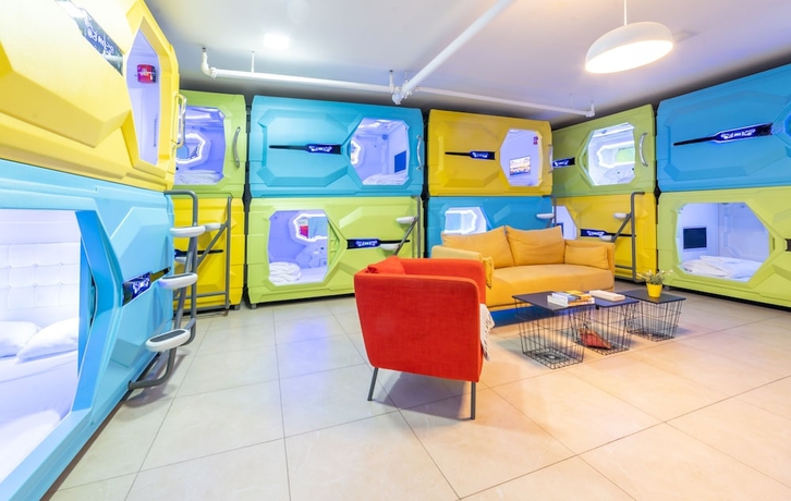 Imagen de los interiores del Capsule Inn. Foto 16