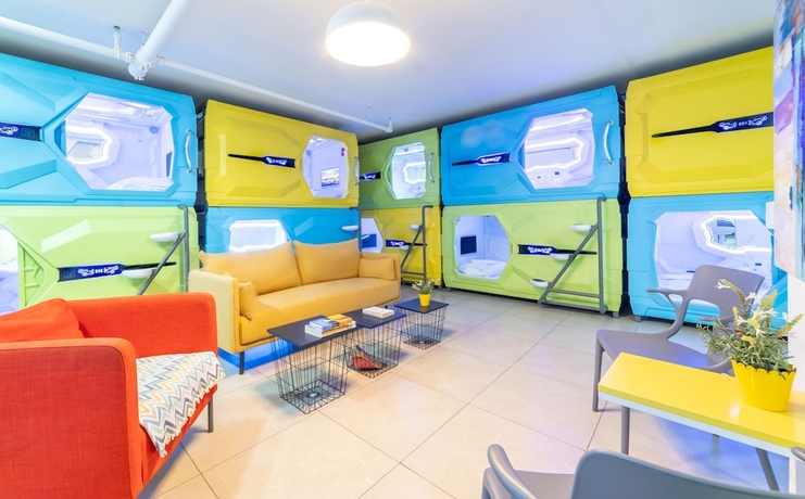 Imagen de los interiores del Capsule Inn. Foto 18