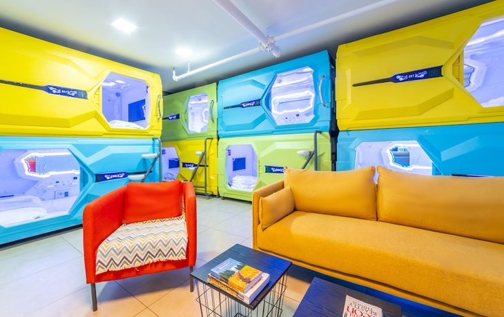 Imagen de los interiores del Capsule Inn. Foto 19