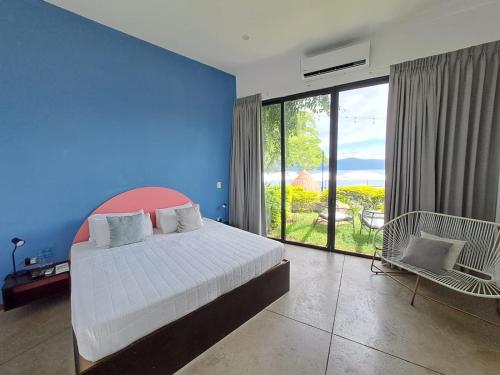 Imagen de la habitación del Cardedeu Hotel Lago de Coatepeque. Foto 17