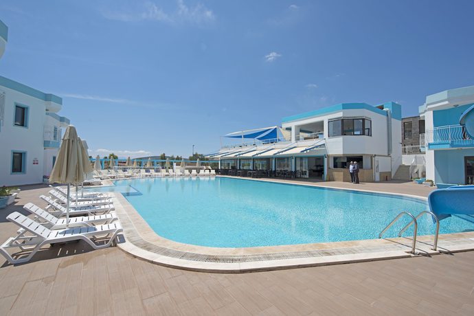 Imagen de la piscina del Carina Resort Hotel. Foto 20