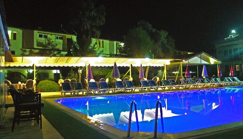 Imagen de la piscina del Carmina Hotel. Foto 18