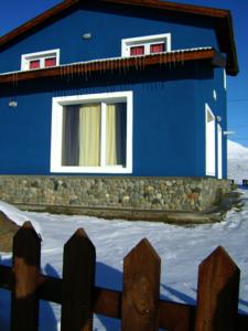 Imagen de los exteriores del Casa Azul - Familia Patagónica. Foto 4