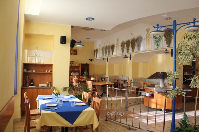 Imagen del bar/restaurante del Casa Don Guanella. Foto 4