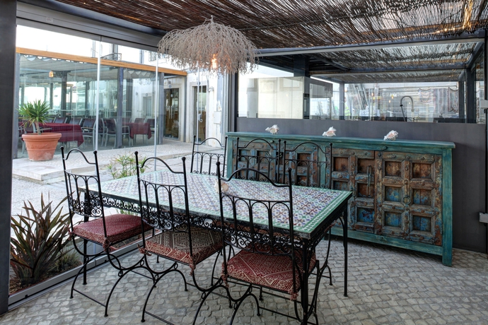 Imagen del bar/restaurante del Casa da Pra&ccedil;a Guesthouse Sesimbra. Foto 3