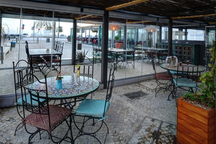 Imagen del bar/restaurante del Casa da Pra&ccedil;a Guesthouse Sesimbra. Foto 4