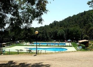 Imagen de la piscina del Casa de Colonias Castell de Fluvia. Foto 6