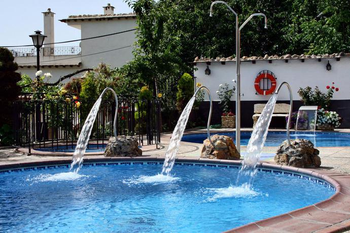 Imagen de la piscina del Casas Rurales Benarum. Foto 7