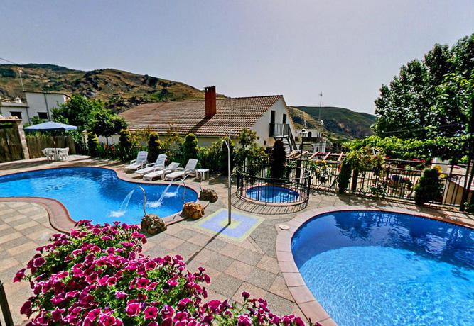 Imagen de la piscina del Casas Rurales Benarum. Foto 12