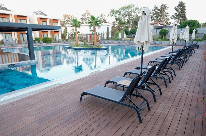 Imagen de la piscina del Celeste Bella Luxury Hotel and Spa. Foto 17