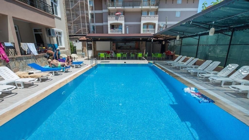 Imagen de la piscina del Cennet Apart Otel. Foto 19