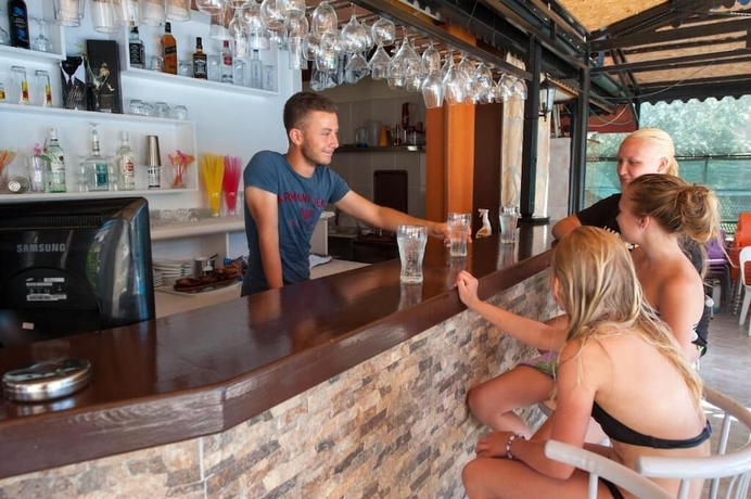 Imagen del bar/restaurante del Cennet Apart Otel. Foto 2