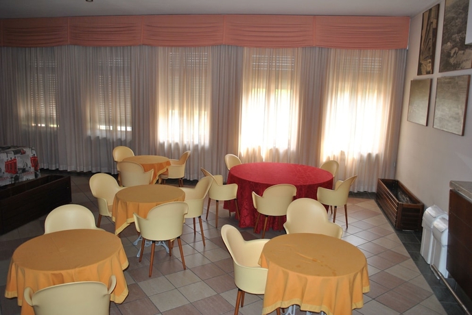 Imagen del bar/restaurante del Centro Carraro. Foto 2