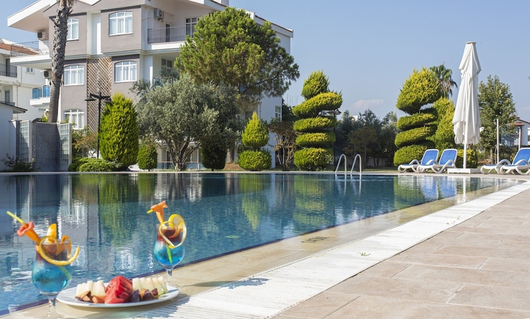 Imagen de la piscina del Ces Club Hotel. Foto 13
