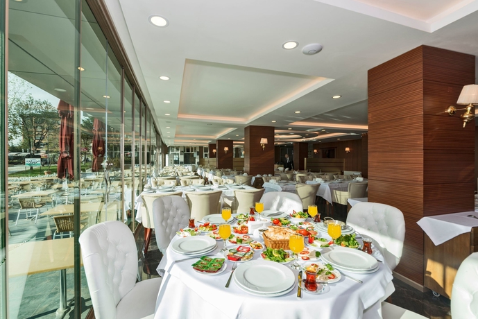 Imagen del bar/restaurante del Cevheri's Hotel. Foto 9