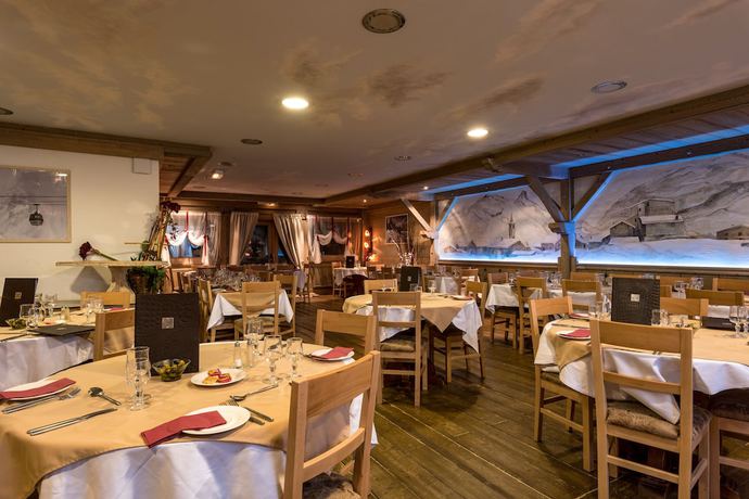 Imagen del bar/restaurante del Chalet Hotel L'ecrin. Foto 6