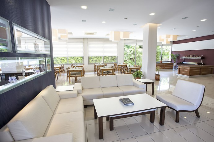 Imagen del bar/restaurante del Cilek Marina Hotel. Foto 1