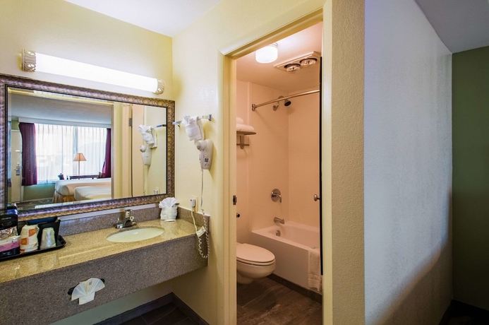 Imagen de la habitación del Clarion Inn & Conference Center. Foto 3