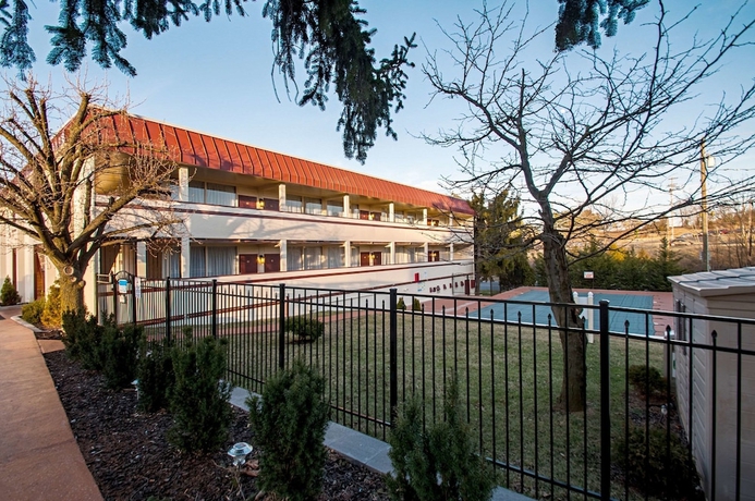 Imagen de la piscina del Clarion Inn & Conference Center. Foto 19