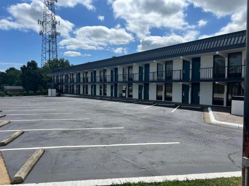 Imagen general del Clarion Pointe Winston - Salem Downtown, EX: Dayspring Inn & Suites. Foto 1
