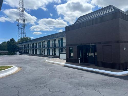 Imagen general del Clarion Pointe Winston - Salem Downtown, EX: Dayspring Inn & Suites. Foto 2