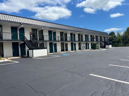 Imagen general del Clarion Pointe Winston - Salem Downtown, EX: Dayspring Inn & Suites. Foto 11