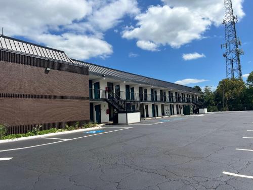 Imagen general del Clarion Pointe Winston - Salem Downtown, EX: Dayspring Inn & Suites. Foto 12