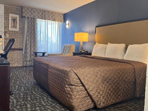 Imagen general del Clarion Pointe Winston - Salem Downtown, EX: Dayspring Inn & Suites. Foto 15