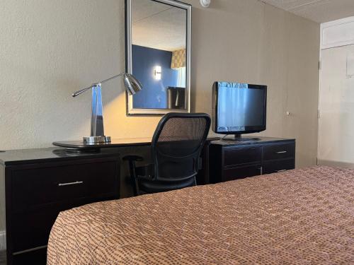 Imagen general del Clarion Pointe Winston - Salem Downtown, EX: Dayspring Inn & Suites. Foto 18