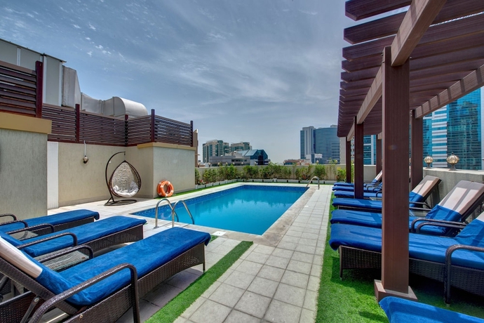 Imagen de la piscina del Class Hotel Apartments. Foto 17