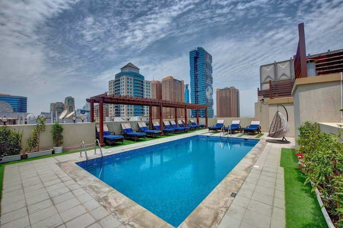 Imagen de la piscina del Class Hotel Apartments. Foto 18