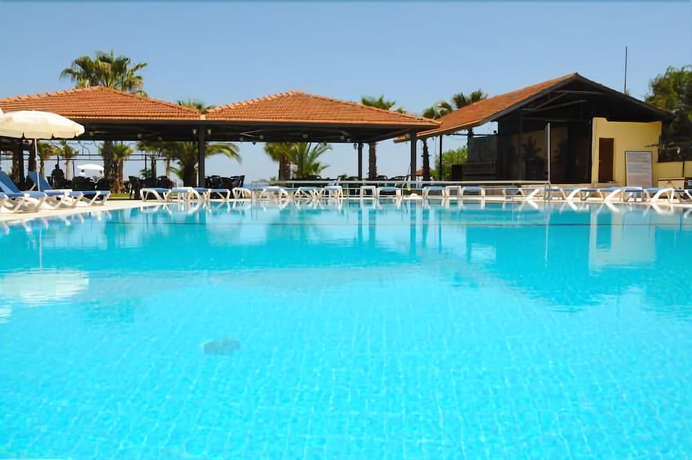 Imagen de la piscina del Club Akman Beach Hotel. Foto 18