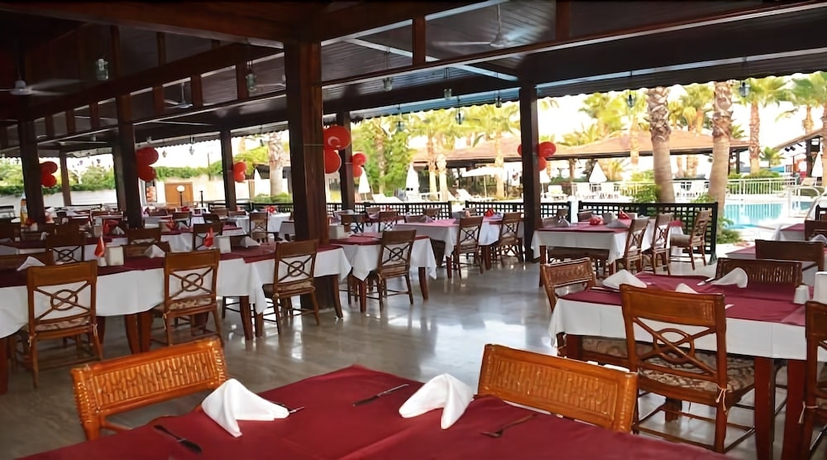 Imagen del bar/restaurante del Club Akman Beach Hotel. Foto 5