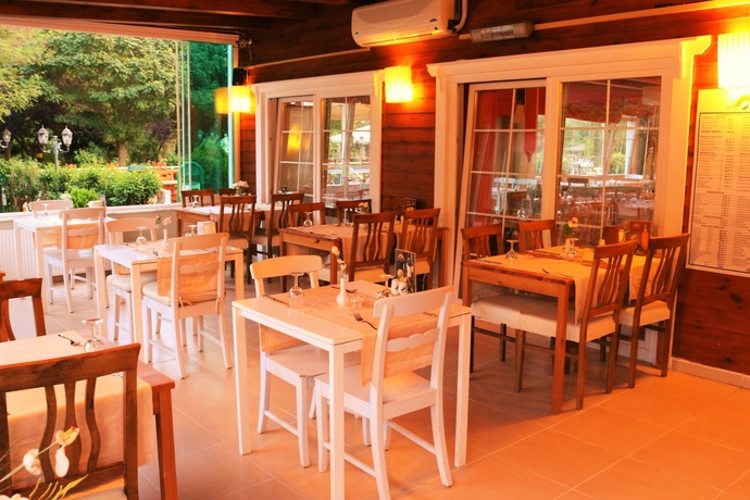 Imagen del bar/restaurante del Club Grand Becassier. Foto 9