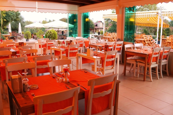 Imagen del bar/restaurante del Club Grand Becassier. Foto 11