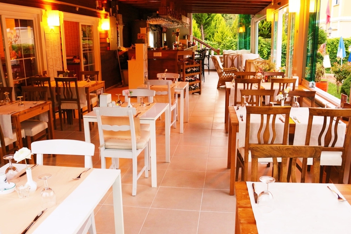 Imagen del bar/restaurante del Club Grand Becassier. Foto 12