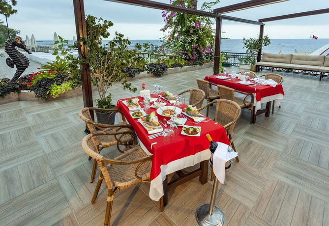 Imagen del bar/restaurante del Club Hotel Belpınar. Foto 4
