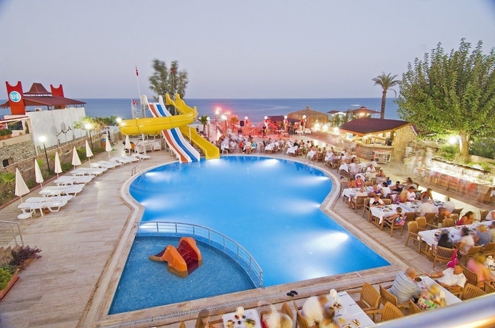 Imagen de la piscina del Club Hotel Sunbel. Foto 14