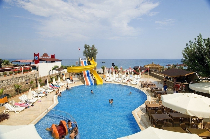 Imagen de la piscina del Club Hotel Sunbel. Foto 15