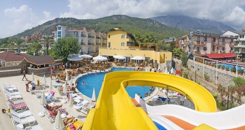 Imagen de la piscina del Club Hotel Sunbel. Foto 19