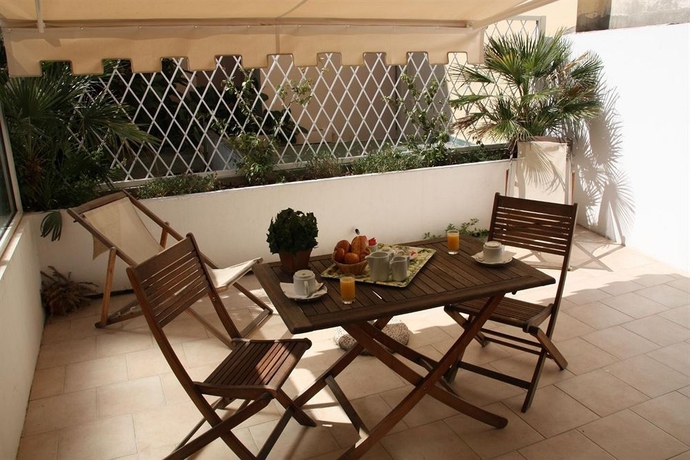 Imagen de los exteriores del Club Inn, Niza. Foto 12