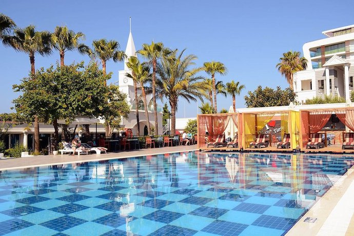 Imagen de la piscina del Club Sea Time Hotel. Foto 12