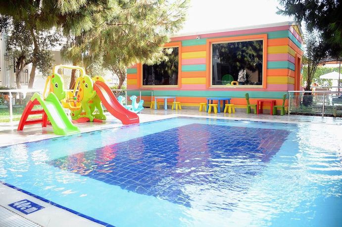 Imagen de la piscina del Club Sea Time Hotel. Foto 13