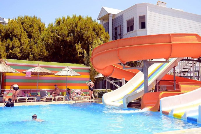 Imagen de la piscina del Club Sea Time Hotel. Foto 14