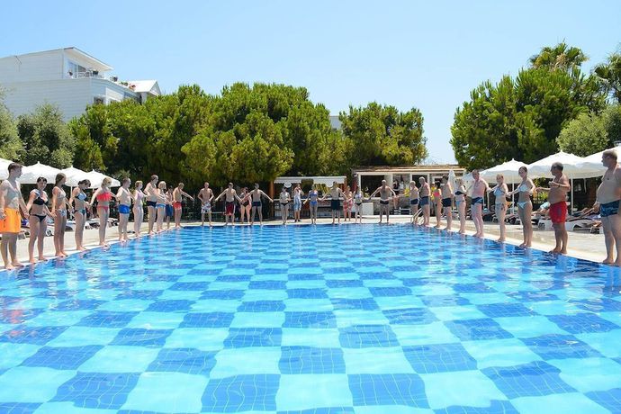 Imagen de la piscina del Club Sea Time Hotel. Foto 17