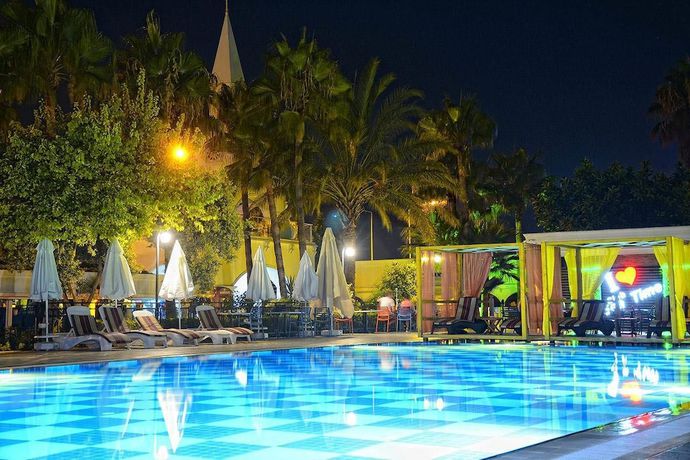 Imagen de la piscina del Club Sea Time Hotel. Foto 18
